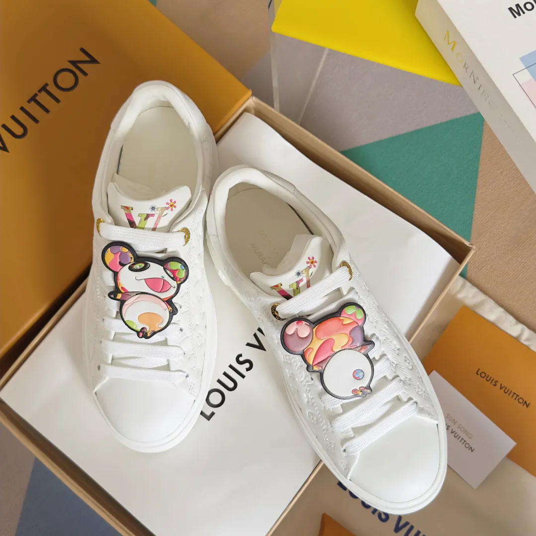 👟👟Ex-factory price 740👟👟 Top version LV Louis Vuitton L House Donkey Brand Stadium Series Casual Sports Shoes White Shoes Dexun Shoes Original purchase, development and production LV Stadium sports shoes are soft cow leather partially embossed with Monogram patterns, reproducing the retro design trend. Monogram canvas trim and toe perforations bring together exquisite details, the tongue is decorated with LV letter label, and the outsole depicts the Louis Vuitton logo. Exquisitely packaged at the delivery counter🛍📦 ▪️ Fabric: Original imported first-layer cowhide ▪️ Lining: Original imported soft sheepskin lining ▪️ Sole: Original open-molded non-slip rubber outsole ▪️ Bottom thickness: 3CM ▪️ Size: Women's 35-41